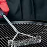 1 Brosse de Nettoyage pour BBQ en Acier Inoxydable avec Manche, Poils Métalliques Réutilisables, Accessoire de Barbecue Antiadhésif pour un Entretien Efficace - Image 7