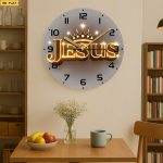 Plat 2D, 1 pièce Horloge Murale Luxueuse sur le Thème "JÉSUS" avec Diamants Dorés, Présentant une Couronne Dorée Centrale Entourée de Diamants Scintillants, avec un Cadran Gris et une Bordure Argentée, Noble, Élégante, Précise et Silencieuse. Convient pour les Salons, Bureaux, Chambres, Créations et - Image 4