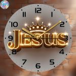 Plat 2D, 1 pièce Horloge Murale Luxueuse sur le Thème "JÉSUS" avec Diamants Dorés, Présentant une Couronne Dorée Centrale Entourée de Diamants Scintillants, avec un Cadran Gris et une Bordure Argentée, Noble, Élégante, Précise et Silencieuse. Convient pour les Salons, Bureaux, Chambres, Créations et
