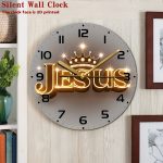 Plat 2D, 1 pièce Horloge Murale Luxueuse sur le Thème "JÉSUS" avec Diamants Dorés, Présentant une Couronne Dorée Centrale Entourée de Diamants Scintillants, avec un Cadran Gris et une Bordure Argentée, Noble, Élégante, Précise et Silencieuse. Convient pour les Salons, Bureaux, Chambres, Créations et - Image 3